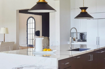 Classic Island Kitchen Design with Pomelia Cabinets and Quartz Countertops